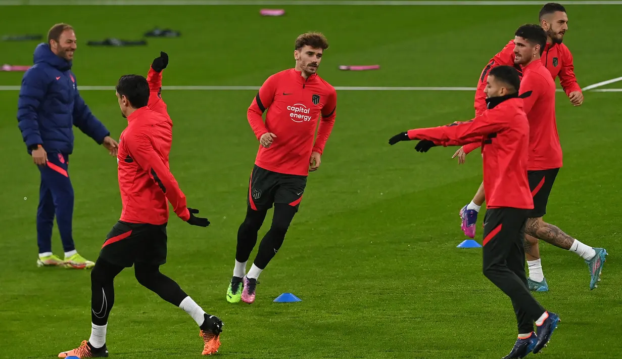 Striker Atletico Madrid Prancis Antoine Griezmann (tengah) menghadiri sesi latihan menjelang leg pertama perempat final Liga Champions, di Stadion Etihad, Senin (4/4/2022). Atletico Madrid akan bertandang ke markas Manchester City pada Rabu, 6 April 2022 dini hari WIB. (Paul ELLIS / AFP)