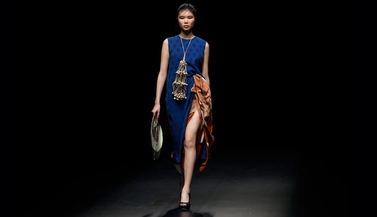 Model berjalan di runway Amazon Fashion Week Tokyo 2018 menampilkan karya desainer Indonesia, Anandia Marina Putri dan Novita Yunus, Selasa (20/3). Keduanya menggabungkan teknik menenun dengan kolaborasi budaya Indonesia dan Jepang. (AP/Shizuo Kambayashi)