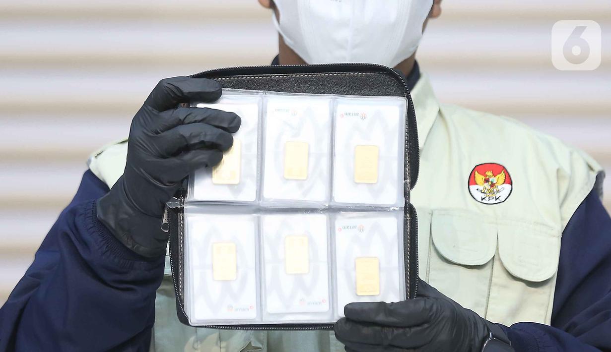 Petugas memperlihatkan peralatan bukti Operasi Tangkap Tangan (OTT) di Kantor Imigrasi Jakarta Barat, Gedung Merah Putih KPK, Jakarta, Kamis (4/6/2026). (Liputan6.com/Helmi Fithriansyah)
