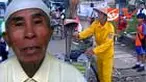 Sariban, pria tua renta pensiunan PNS rela mendedikasikan hidupnya untuk menjaga kebersihan di Kota Bandung, Jabar. Setiap hari ia membersihkan sampah dan mencabuti paku-paku yang menancap di pohon. 