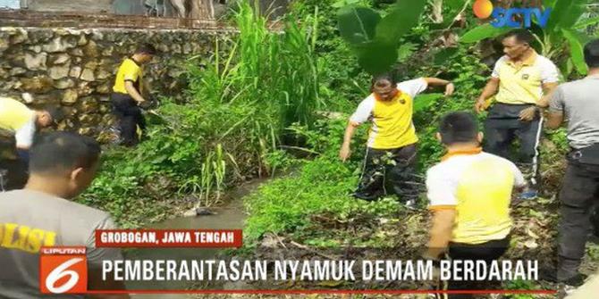 Berantas DBD, Polres Grobogan Bersihkan Saluran Air