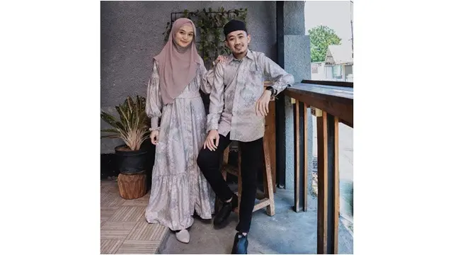 6 Potret Ustaz Syam Elmarusy dan Istri Pakai Baju Senada, Serasi Banget