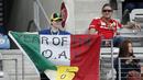 Seorang fans membawakan spanduk untuk menyemangati pebalap tim Movistar Yamaha Valentino Rossi di Circuit of The Americas (COTA). (AP Photo/Tony Gutierrez)