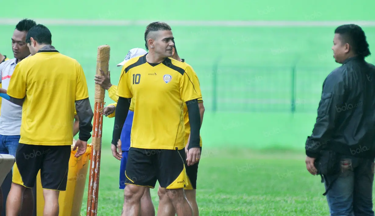 Cristian Gonzales (2kanan)  tengah berbincang dengan bodyguard saat sesi latihan di Stadion Gajayana, Malang, Senin (23/5/2016). (Bola.com/Iwan Setiawan)