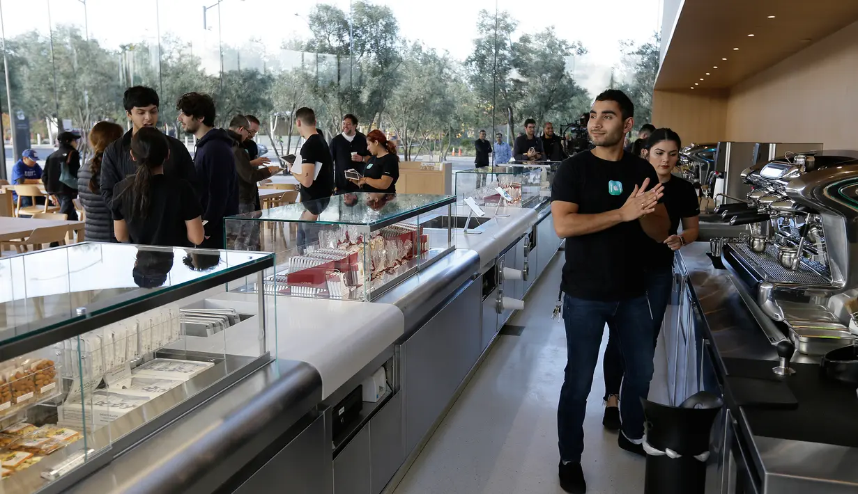 Area kafe yang ada di Visitor Center kawasan Apple Park yang resmi dibuka untuk umum di Cupertino, California, Jumat (17/11). Di sana pengunjung bisa makan, minum, dan bercengkerama dengan suguhan pemandangan indah. (AP/Eric Risberg)