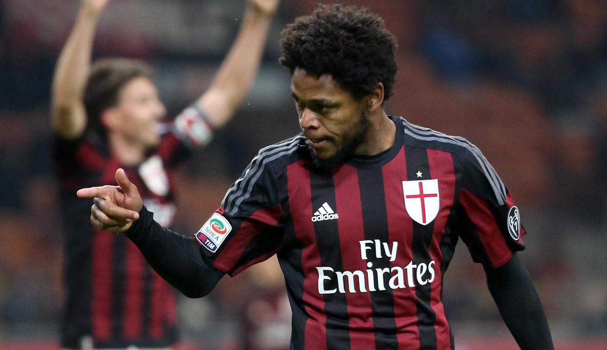 Striker AC Milan, Luiz Adriano, berharap rekan-rekanya bisa memberi kemenangan pada Derby della Madonnina, Senin (1/2/2016) dini hari WIB, di San Siro. (EPA/Matteo Bazzi)