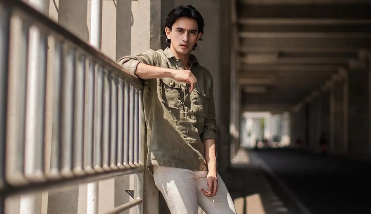 Gaya kasual dari Omar Daniel juga sering mencuri perhatian netizen. Pasalnya, meski menggunakan pakaian kasual, aktor yang dikenal dengan rambut gondrongnya ini pun tetap terlihat kece. (Liputan6.com/IG/@ omardaniel_)
