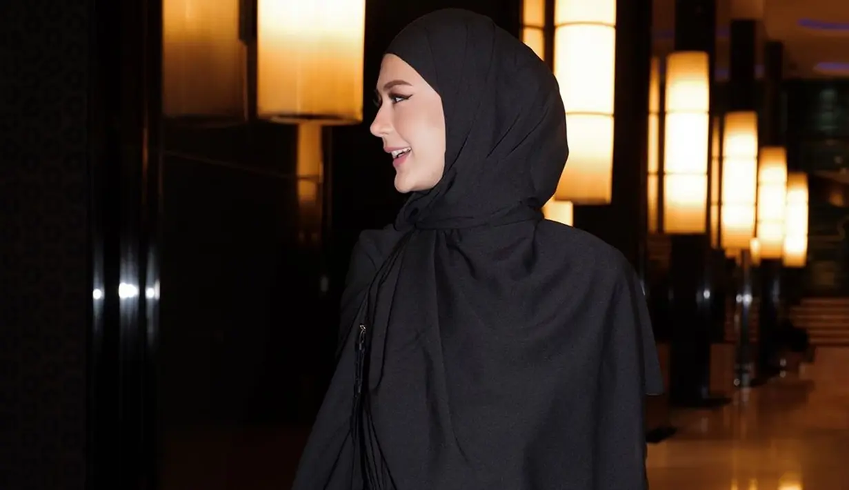 Gaya hijab yang digunakan Paula pun terbilang cukup sederhana. Bahkan, berbagai gaya hijab istri Baim Wong ini bisa dijadikan inspirasi. (Liputan6.com/IG/@paula_verhoeven)