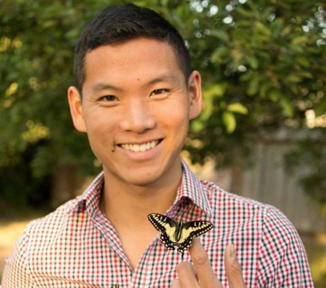 Tim Wong, pria hebat yang peduli terhadap keselamatan kupu-kupu spesies langka | Photo: Copyright odditycentral.com 