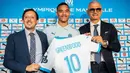 Setelah kembali dari masa peminjaman selama semusim bersama Getafe, Manchester United akhirnya melepas permanen Mason Greenwood ke Olympique Marseille pada awal musim 2024/2025. Sayap kanan Inggris berusia 22 tahun tersebut dilego dengan nilai transfer 26 juta euro. (AFP/Clement Mahoudeau)