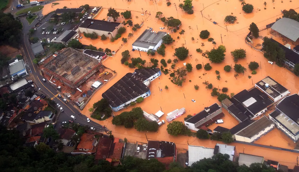 Tampak sejumlah bangunan terendam banjir yang melanda wilayah Franco da, sekitar 26 km dari Sao Paulo, Brasil, Jumat (11/3). Hujan deras yang mengakibatkan banjir dan longsor tersebut menewaskan sedikitnya 19 orang. (AFP PHOTO/Marcel Naves) 