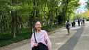 Hal ini terlihat juga dalam momen liburannya sekaligus pulang ke kampung halaman di Jepang. Salah satu foto memperlihatkan Haruka yang tengah berjalan santai tampil fresh dengan padanan kemeja warna pink, grey top, dan rok midi denim.