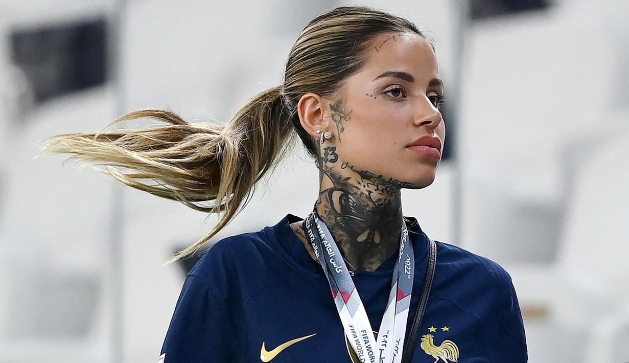Kekasih Theo Hernandez, Zoe Cristofoli, hadir langsung memberikan dukungan saat Timnas Prancis berhadapan dengan Tunisia di Stadion Al-Thumama, Doha (4/12/2022). (AFP/Franck Fife)