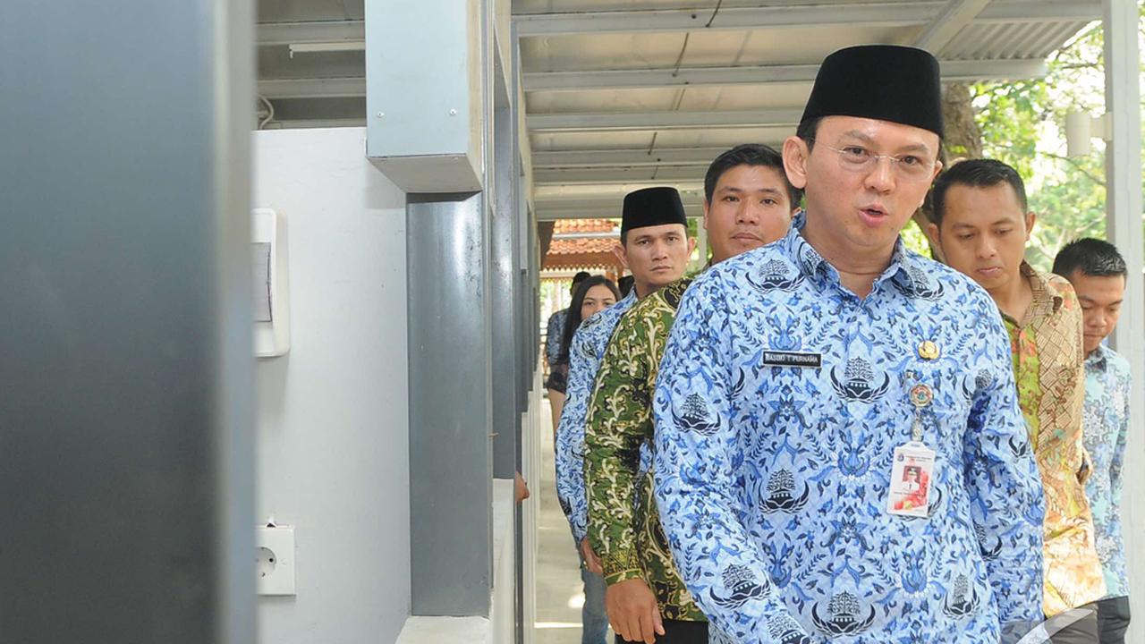 Ahok Blusukan ke Kios PKL Monas