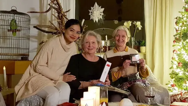 Berkunjung ke Indonesia, Ini 5 Potret Titi Kamal Bertemu Ibunda Christian Sugiono