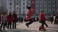 Sejumlah remaja bermain lompat tali saat merayakan hari libur Tahun Baru Imlek di alun-alun Kim Il Sung di Pyongyang, Korea Utara (16/2). (AFP Photo/Kim Won-Jin)