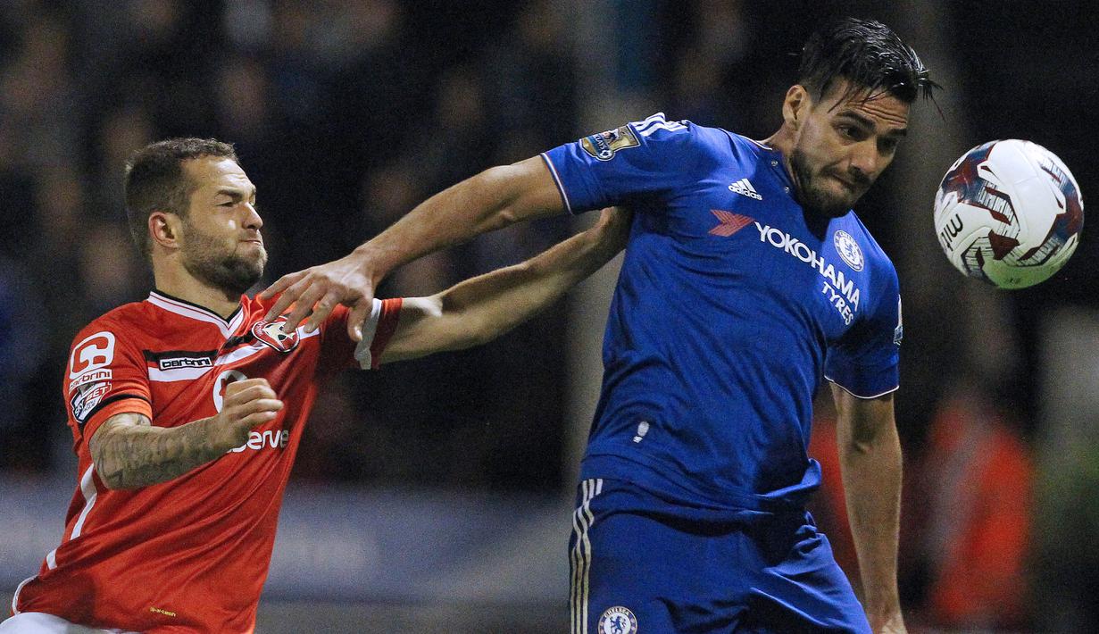 <p>Lepas dari Manchester United, Radamel Falcao kembali dipinjamkan AS Monaco ke klub Liga Inggris lainnya, Chelsea di awal musim 2015/2016 dengan biaya sebesar 7 juta euro. Ia juga hanya bertahan semusim di Chelsea dan tampil hanya 12 laga di semua ajang dengan mencetak 1 gol. Bersama Timnas Kolombia ia telah mengoleksi 95 caps dengan torehan 32 gol dan 4 assist sejak melakukan debut pada 7 Februari 2007. (AFP/Lindsey Parnaby)</p>