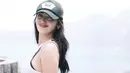 Penampilan lain juga dibagikan Ranty ketika berada di Bali. Kali ini dengan penampilan kasual crop tank top putih dan celana jeans. Bra hitam yang sedikit terlihat di balik baju juga menjadi detail menarik yang mempertegas gaya Ranty yang berani namun tetap elegan. (Liputan6.com/IG/@rantymaria)
