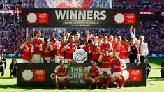 Para pemain Arsenal merayakan selebrasi usai memenangkan gelar FA Community Shield di Wembley Stadium, Minggu (2/8/2015). Arsenal menang atas Chelsea dengan skor 1-0. (Reuters/Darren Staples)