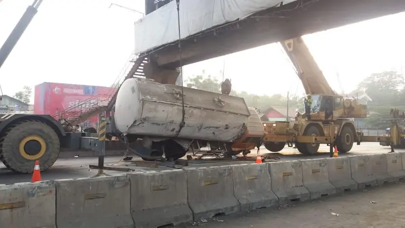 Sebuah truk tangki mengalami kecelakaan tunggal di Km 27 Jalan Tol Jakarta-Cikampek (Japek) arah Cikampek pada Jumat (6/9/2019) pukul 01.00 WIB.