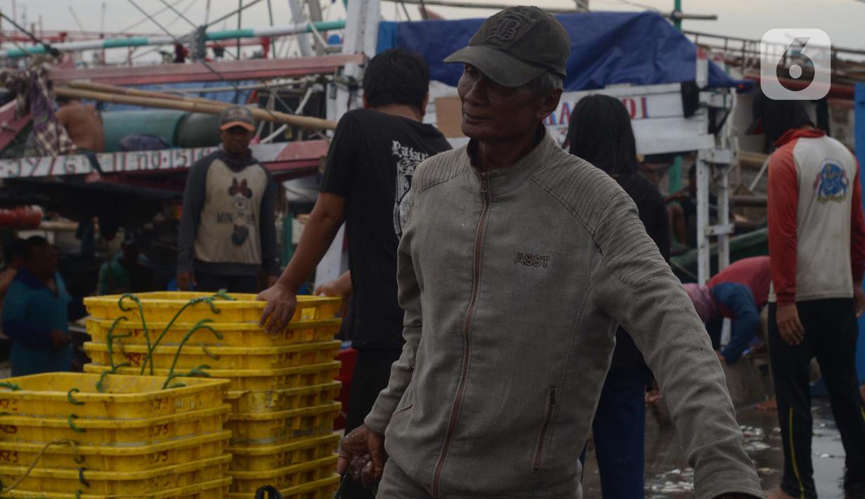 Nelayan tradisional menurunkan hasil tangkapan ikan di Pelabuhan Muara Angke, Jakarta, Sabtu (19/2/2022). Nelayan mengatakan hasil tangkapan ikan mulai membaik seiring pergantian musim dan angin barat. (merdeka.com/Imam Buhori)