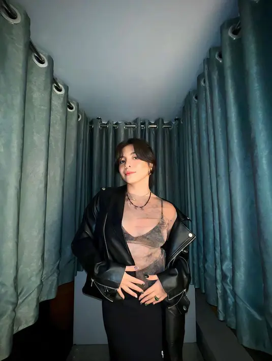 Sementara Shalom pilih tampil edgy dengan atasan transparan dan bra hitam [@sharazaaa]