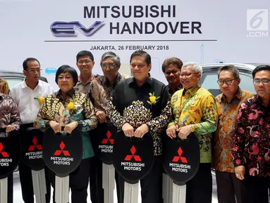 CEO Mitsubishi Motors Osamu Masuko (kiri) pose bersama Menteri Perindustrian Airlangga Hartarto, Menteri Perhubungan Budi Karya Sumadi, dan Menteri Kehutanan dan Lingkungan Hidup Siti Nurbaya di Jakarta, Senin (26/2). (Liputan.com/JohanTallo)
