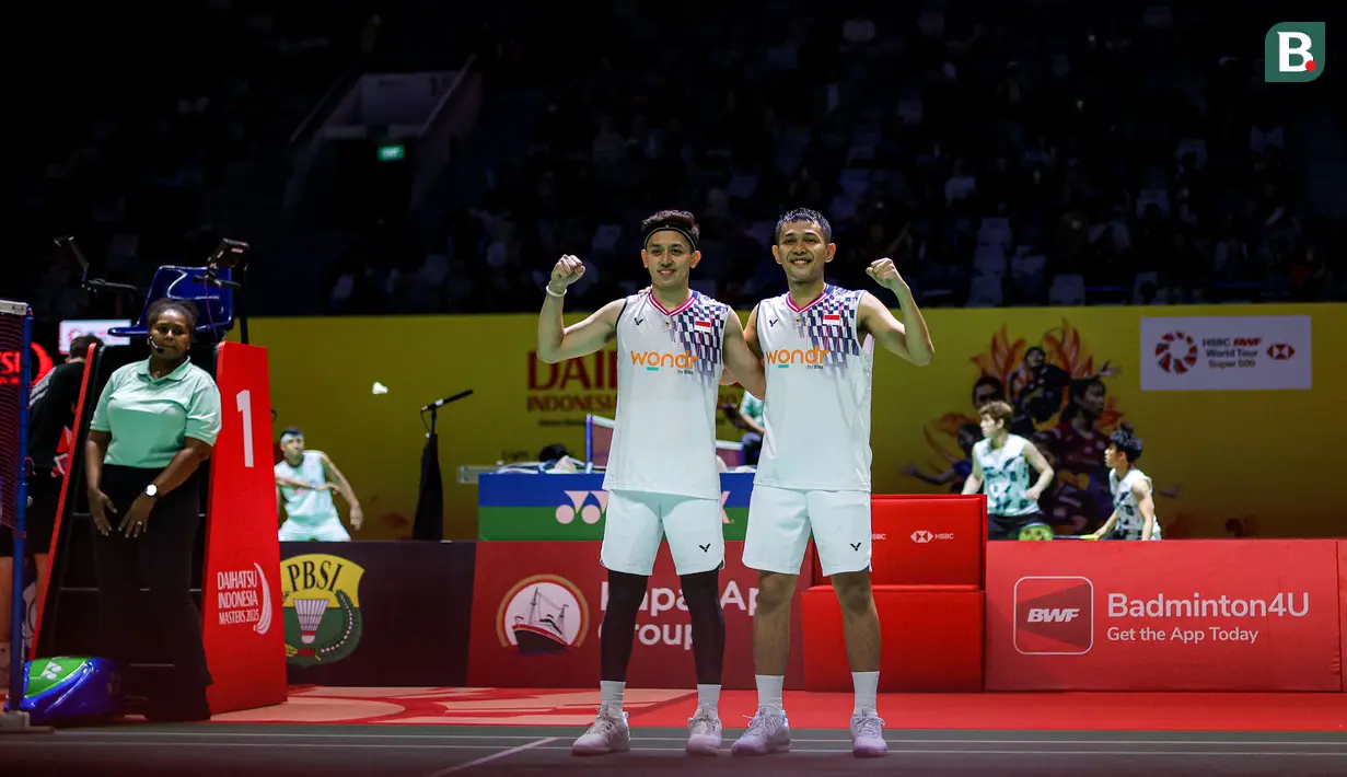 Ganda putra Indonesia, Fajar Alfian/Muhammad Rian Ardianto, merayakan kemenangan atas wakil Denmark, Daniel Lundgaard/Mads Vestergaard di babak 32 besar Indonesia Masters 2025 di Istora Senayan, Jakarta, Selasa (21/1/2025) sore WIB. (Bola.com/Bagas lazuardi)