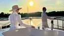 3. Menikmati golden hour di atas kapal, Syahrini dan Reino Barack tampil serasi dengan busana serba putih.