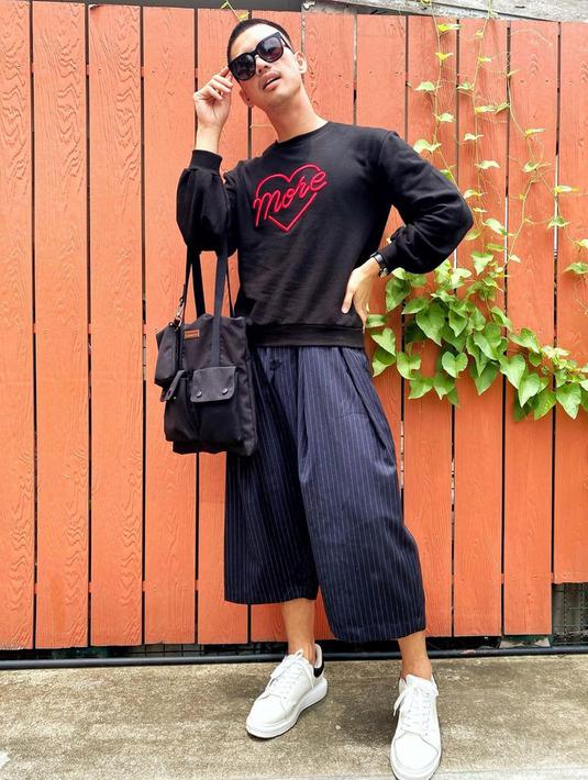 <p>Dalam upaya menurunkan berat badan, Ricky Cuaca memang lebih menjaga pola makan. Dia lebih membatasi porsi makannya sehari-hari. (Instagram/rickycuaca)</p>