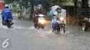 Sejumlah pengedara motor nekat menerobos banjir di Depok, Jumat (12/2). Badan Meteorologi, Klimatologi, dan Geofisika (BMKG) menyatakan bahwa Indonesia akan memasuki puncak musim hujan pada Januari-Februari 201. (Liputan6.com/Yoppy Renato)