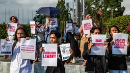 Koordinator Badan Pekerja KontraS, Dimas Bagus Arya, mengatakan bahwa peristiwa tersebut terjadi pada Kamis (12/3/2026) malam, sekitar pukul 23.00 WIB. Tampak dalam foto, para aktivis memegang poster selama demonstrasi untuk mendukung Wakil Koordinator KontraS, Andrie Yunus, yang disiram air keras oleh orang tak dikenal, Yogyakarta, 14 Maret 2026. (DEVI RAHMAN/AFP)