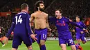Gelandang Liverpool, Mohamed Salah, merayakan gol yang dicetaknya ke gawang Southampton pada laga Premier League di Stadion St Mary, Southampton, Jumat (5/4). Southampton kalah 1-3 dari Liverpool. (AFP/Glyn Kirk)