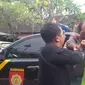 Pria Bali saat hendak merampas senjata polisi. Foto: (Dewi Divianta/Liputan6.com)