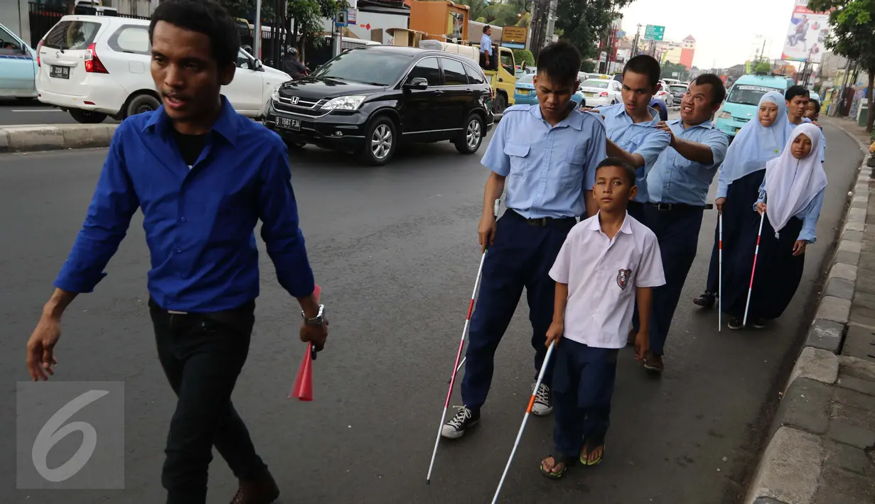 Siswa PSBN Cahaya Bathin penyandang tunanetra dan penglihatan terbatas mengikuti praktik orientasi mobilitas di Cawang, Jakarta, Selasa (11/4). Praktik ini melatih kemandirian siswa menghadapi situasi apapun dalam keseharian. (Liputan6.com/Gempur M Surya)