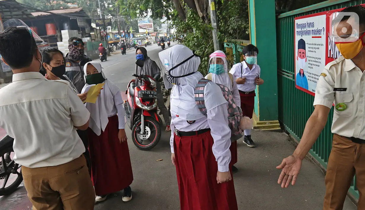 Sejumlah murid  memasuki sekolah  SD Negeri 6, Bekasi, Jawa Barat, Selasa (4/8/2020). Pemerintah setempat memberikan izin kepada enam sekolah untuk melakukan uji coba pembelajaran tatap muka selama satu bulan. (Liputan6.com/Herman Zakharia)