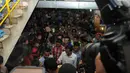 Sorot mata seolah tak ingin lepas memandang Gubernur DKI Jakarta yang kini sibuk berkampanye (Liputan6.com/Herman Zakharia). 