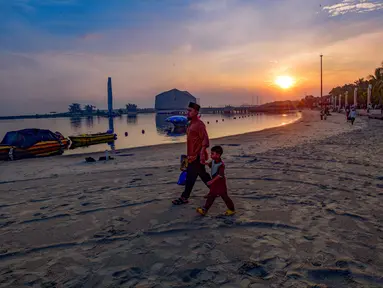 Umat Muslim bersiap melaksanakan Salat Idul Adha 1447 Hijriah di Pantai Lagoon, Ancol, Jakarta,  Rabu (27/5/2026). (merdeka.com/Arie Basuki)