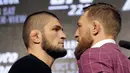 Petarung MMA Conor McGregor (kanan) dan Khabib Nurmagomedov saling bertatapan jelang konferensi pers di New York, AS (20/9). Pertarungan ini sebagai salah satu duel terbesar dalam sejarah seni bela diri campuran. (AP Photo/Seth Wenig)