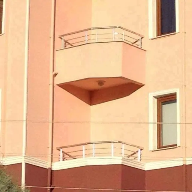 6 Desain Balkon Nyeleneh Tak Punya Fungsi Ini Bikin Geleng Kepala