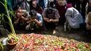 Keluarga berdoa bersama saat pemakaman korban jatuhnya pesawat Lion Air JT 610 Jannatun Cintya Dewi di Sidoarjo, Jawa Timur, Kamis (1/11/2018). Jannatun merupakan pegawai Kementerian ESDM yang menjadi salah satu penumpang Lion Air. (JUNI KRISWANTO / AFP)
