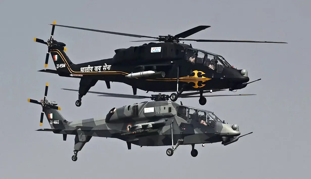Helikopter Angkatan Udara India tampil pada hari pertama Aero India 2021 Airshow di Stasiun Angkatan Udara Yelahanka, Bangalore, India, Rabu (3/2/2021). Acara ini menampilkan pesawat dari AD, AL, AU, Hindustan Aeronautics, dan Coast Guard India. (Jewel SAMAD/AFP)