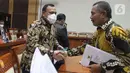 Ketua Komisi Pemberantasan Korupsi (KPK) Firli Bahuri berbincang dengan anggota Komisi III DPR dari Fraksi PAN Sarifuddin Sudding disela rapat kerja dengan Komisi III DPR di Kompleks Parlemen, Senayan, Jakarta, Rabu (7/9/2022). Rapat tersebut membahas RKA K/L tahun 2023 dan pembahasan usulan program yang akan didanai oleh DAK. (Liputan6.com/Angga Yuniar)