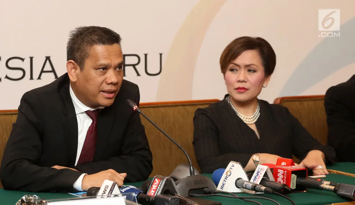 Dirut PT Liga Indonesia Baru (LIB) Berlinton Siahaan memberi keterangan hasil RUPS PT LIB di Jakarta, Kamis (8/3). Pemegang hak siar Liga 1 2018 akan dipegang Emtek Group dan dimulai pada 23 Maret 2018. (Liputan6.com/Arya Manggala)
