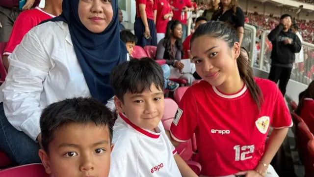 Azizah Salsha saat “Momong” Rafathar  dan Magika Putra Nia Ramadhani Menyaksikan Timnas Langsung di GBK. [@raffinagita1717]