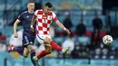 Bermain di markas Skotlandia, Timnas Kroasia langsung mengambil inisiatif serangan. Apalagi, Kroasia membutuhkan kemenangan demi bisa lolos ke-16 besar Euro 2020. (Foto: AP/Pool/Petr David Josek)