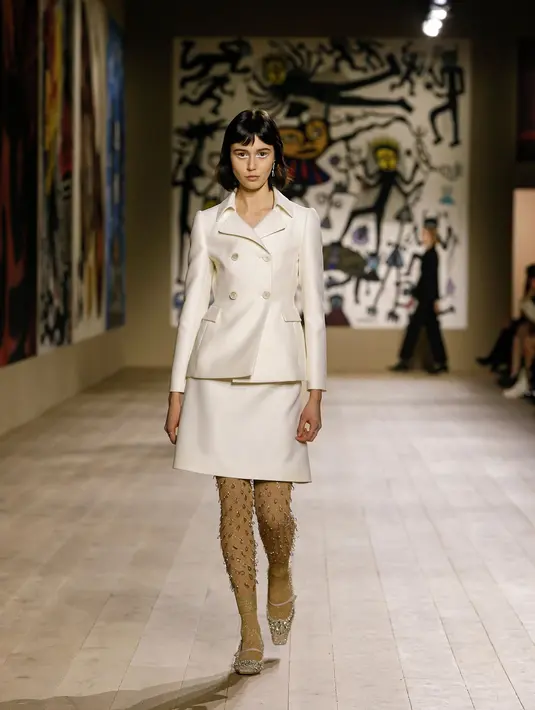 Siluet setiap busana dibuat dengan lugas dan terlihat halus, mantel kasmir dibuat seperti memeluk badan.  (Dior)