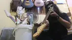 Pemilik showroom dan bengkel Gitar "music666", Ridwan dan Rudi mendemonstrasikan gitar yang akan dijual secara daring di Ciledug, Tangerang, Rabu (22/7/2020). Pemerintah menargetkan 10 juta usaha mikro kecil menengah (UMKM) pada tahun ini terhubung dengan platform digital (Liputan6.com/Angga Yuniar)