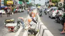 Pekerja menyelesaikan pembuatan separator jalan di kawasan Pasar Minggu, Jakarta Selatan, Rabu (23/10/2019). Pembuatan separator permanen tersebut merupakan bagian dari penataan kawasan Pasar Minggu agar lebih tertata dengan rapi. (Liputan6.com/Immanuel Antonius)