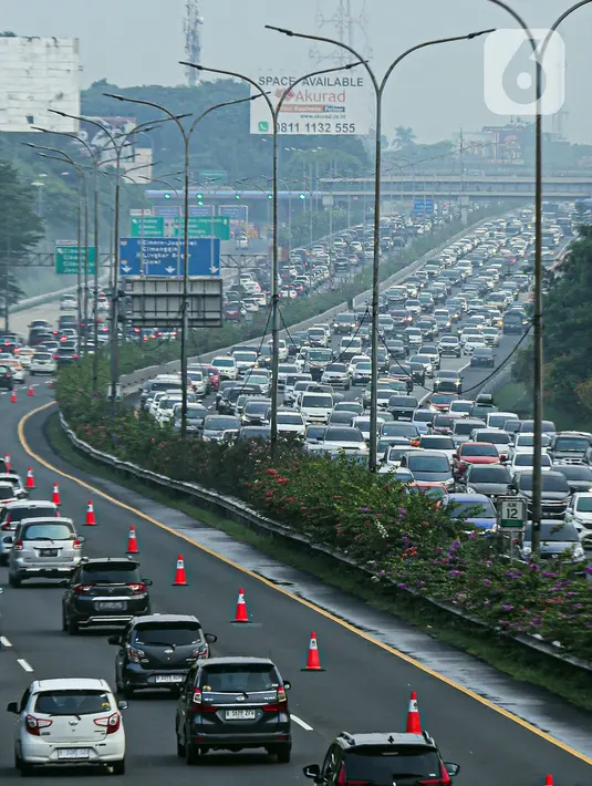 Corporate Communication and Community Development Group Head Jasa Marga Lisye Octaviana mengatakan jumlah tersebut merupakan akumulasi dari empat gerbang tol utama. (Liputan6.com/Faizal Fanani)